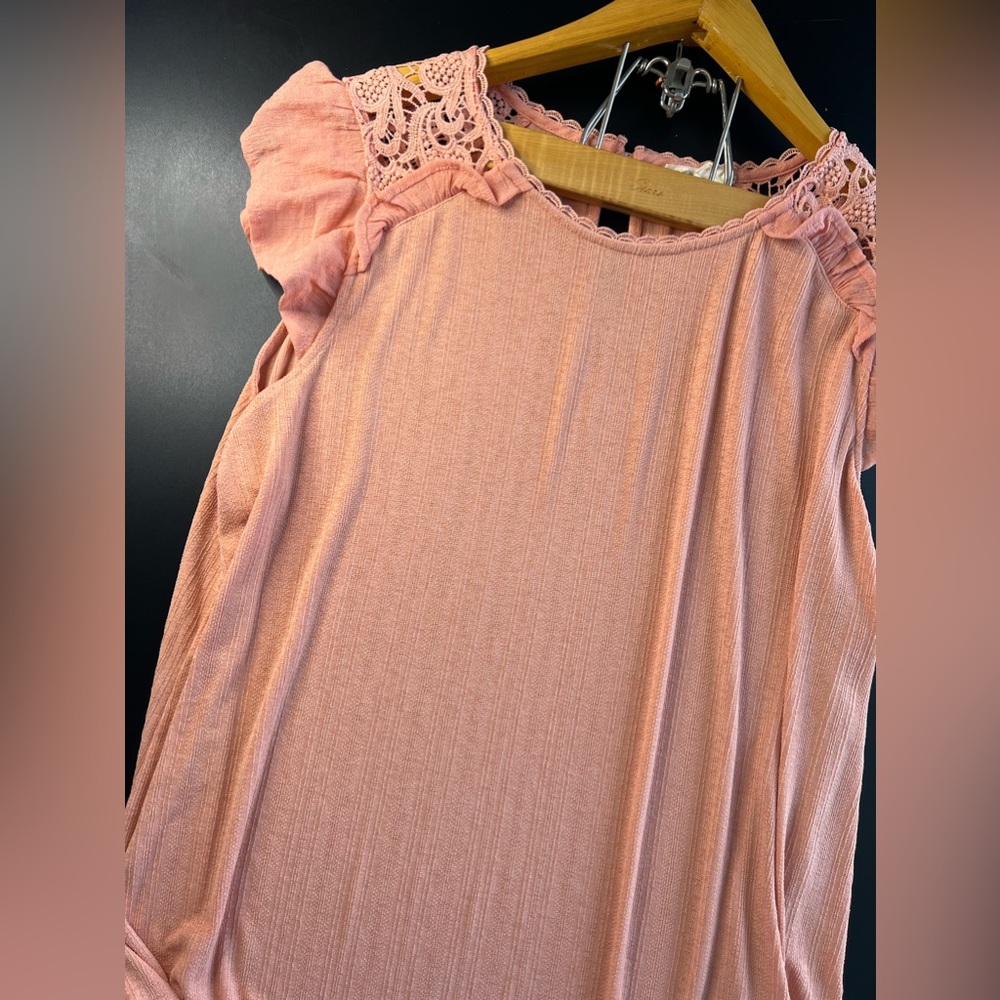 Flower and Feather Peach Top With Lace Details & Ruffle Sleeves size 3XL EUC
